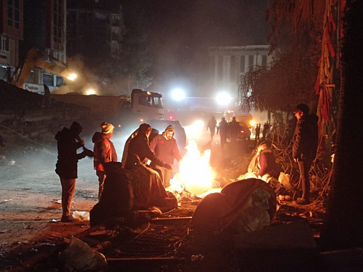 Van depreminden kurtulan aile, Kahramanmaraş’ta enkazdaki Hamza'yı bekliyor