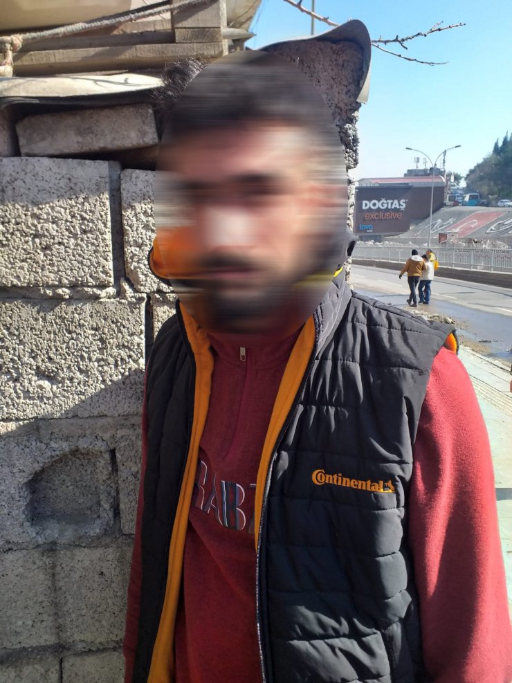 Deprem bölgesinden 30 bin dolarlık gümüş çalan 3 şüpheli, polise yakalandı