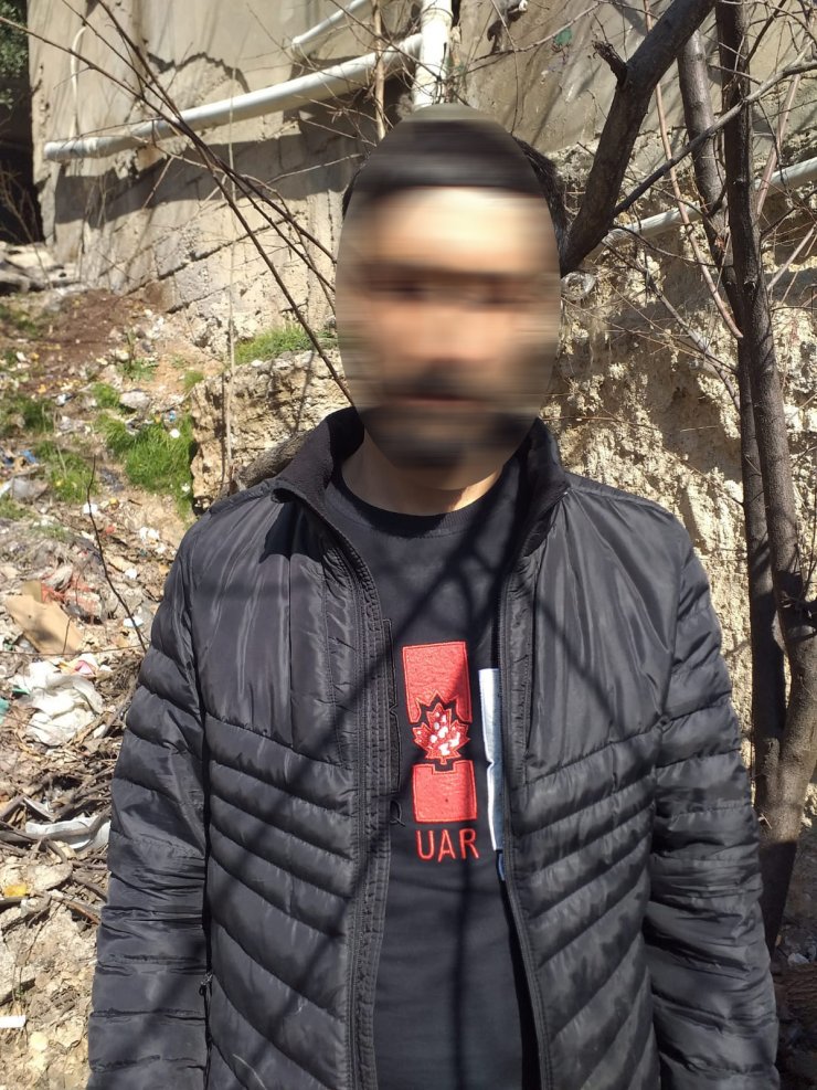 Deprem bölgesinden 30 bin dolarlık gümüş çalan 3 şüpheli, polise yakalandı