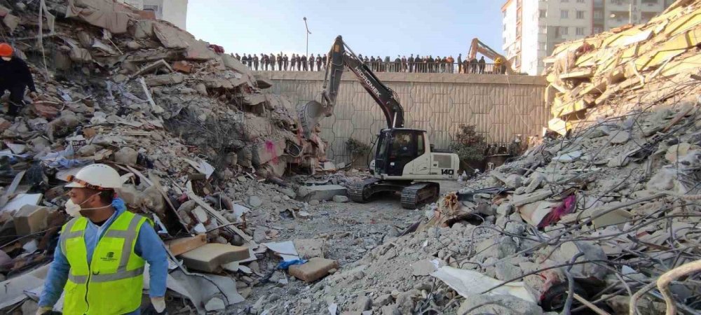 Deprem bölgesinden çarpıcı fotoğraflar