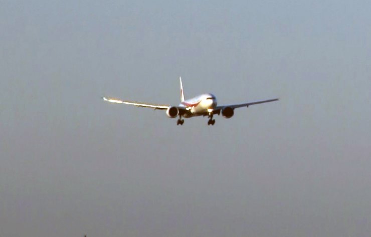 Depremzedeler için 15 ton tıbbi ekipman taşıyan Japon uçağı Adana’ya iniş yaptı