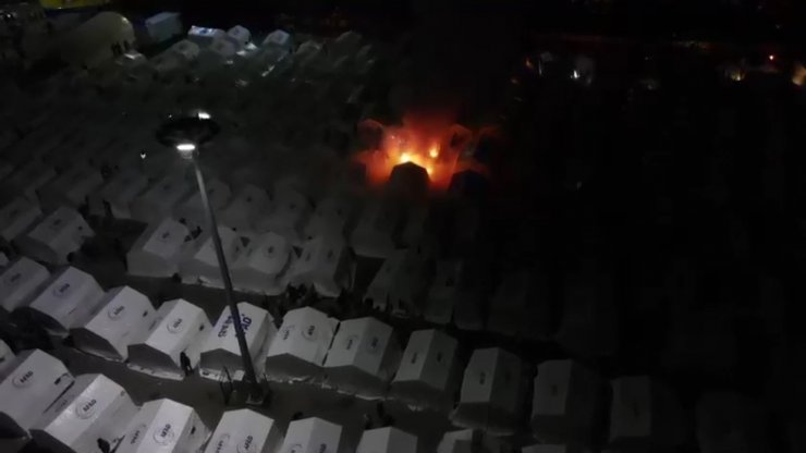 Depremzedelerin kaldığı çadır kentte yangın