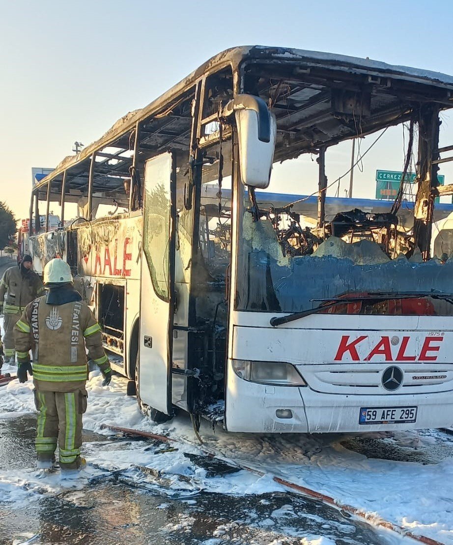 İstanbul’dan yola çıkan yolcu otobüsü alev alev yandı