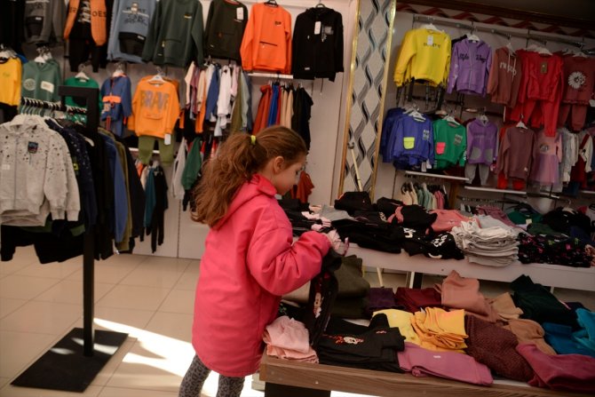 Kumbaralarındaki parayla depremzedelere giysi aldı