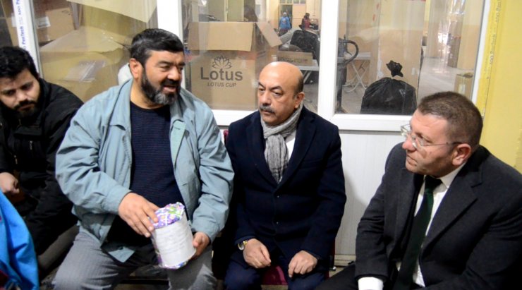 7 yaşındaki Faruk, Türk bayrağına sardığı kumbarasını depremzedelere gönderdi