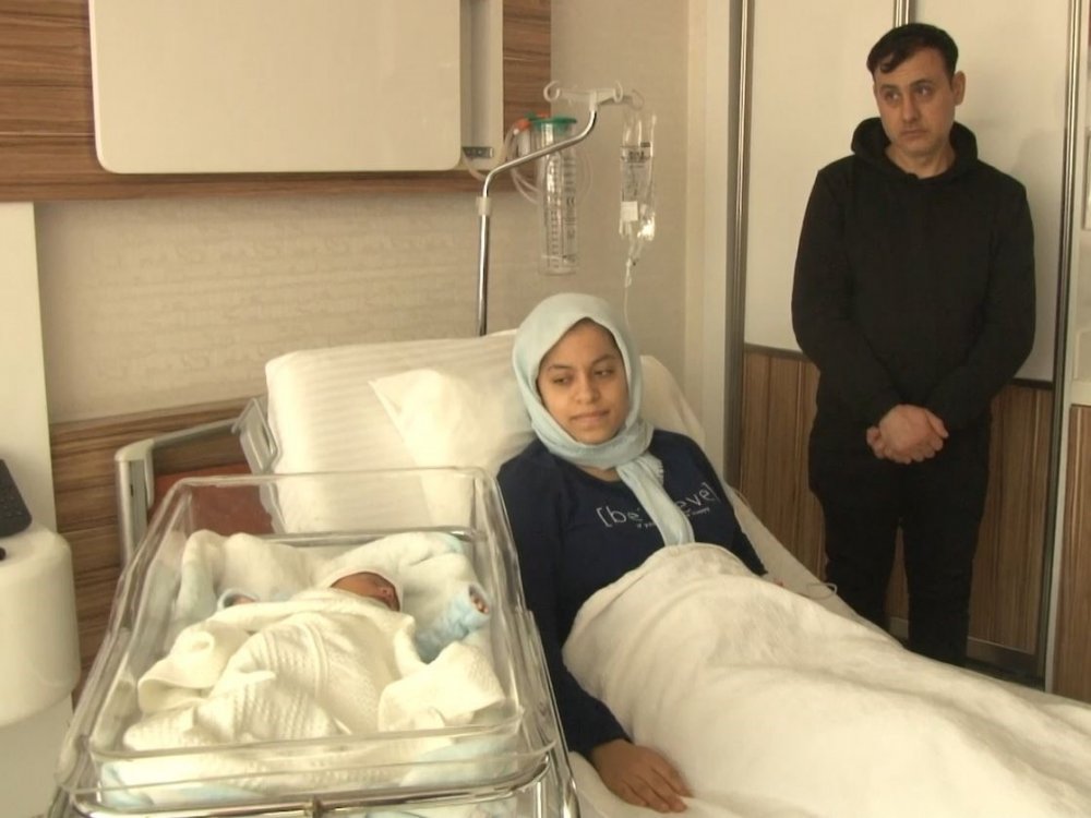 9 aylık hamile eşini balkondan atarak kurtardı