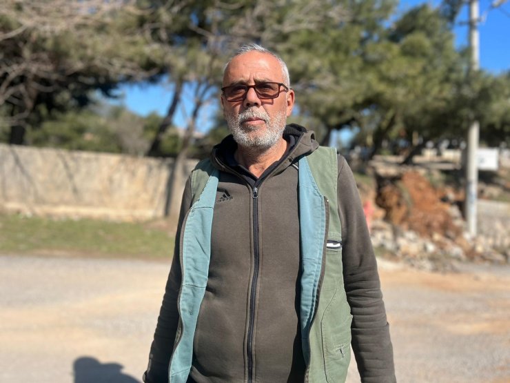 Dev yarıklar oluştu! Deprem köyü ortadan ikiye böldü