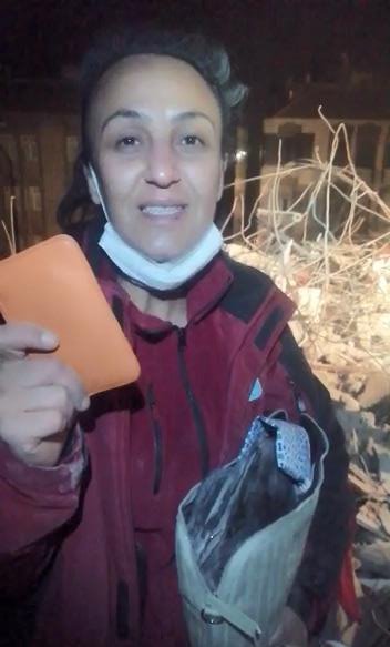 Enkazda bulunan 500 bin TL'lik altın ve döviz sahibine teslim edildi