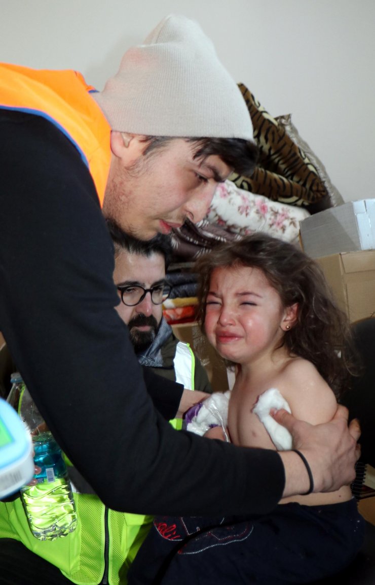 Enkazdan kurtulan paramedik yardıma koştu