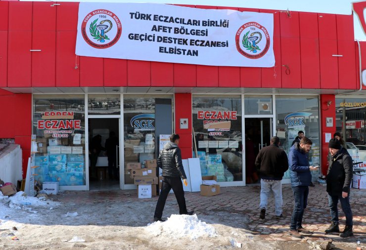 Gönüllü eczacılar, Elbistan'da ilaçları depremzedelere ücretsiz veriyor