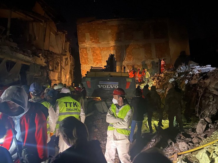 Hatay’da anne ve iki çocuğunun çıkarıldığı enkazdan, iki ses daha duyuldu