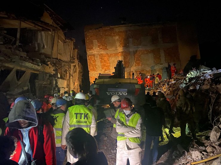 Hatay’da anne ve iki çocuğunun çıkarıldığı enkazdan, iki ses daha duyuldu