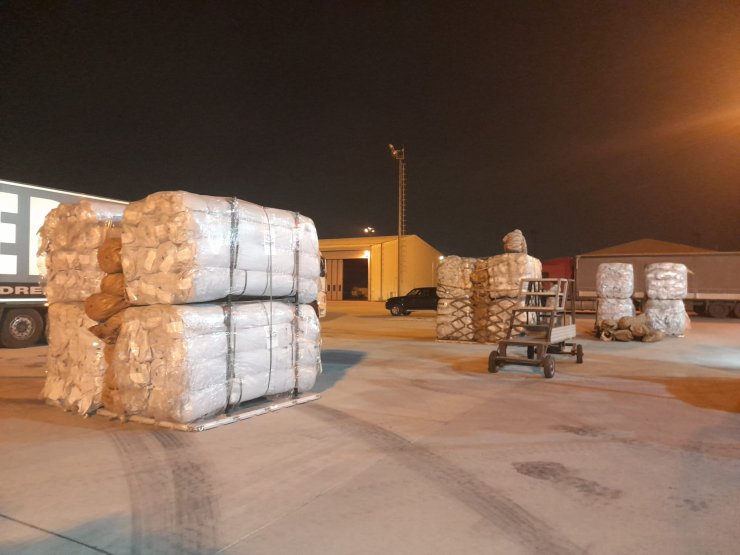 İstanbul'a 11 TIR'la ulaşan uluslararası yardımlar uçakla deprem bölgesine gönderildi