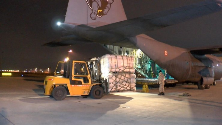 İstanbul'a 11 TIR'la ulaşan uluslararası yardımlar uçakla deprem bölgesine gönderildi