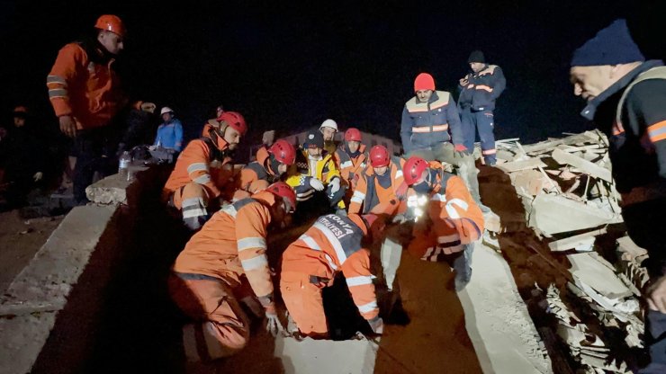 Konya'dan Hatay'a giderek hayat kurtaran itfaiye erini duygulandıran olay