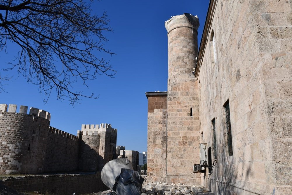 Tarihi Sarı Selim Camiinin minaresi asrın felaketine dayanamadı