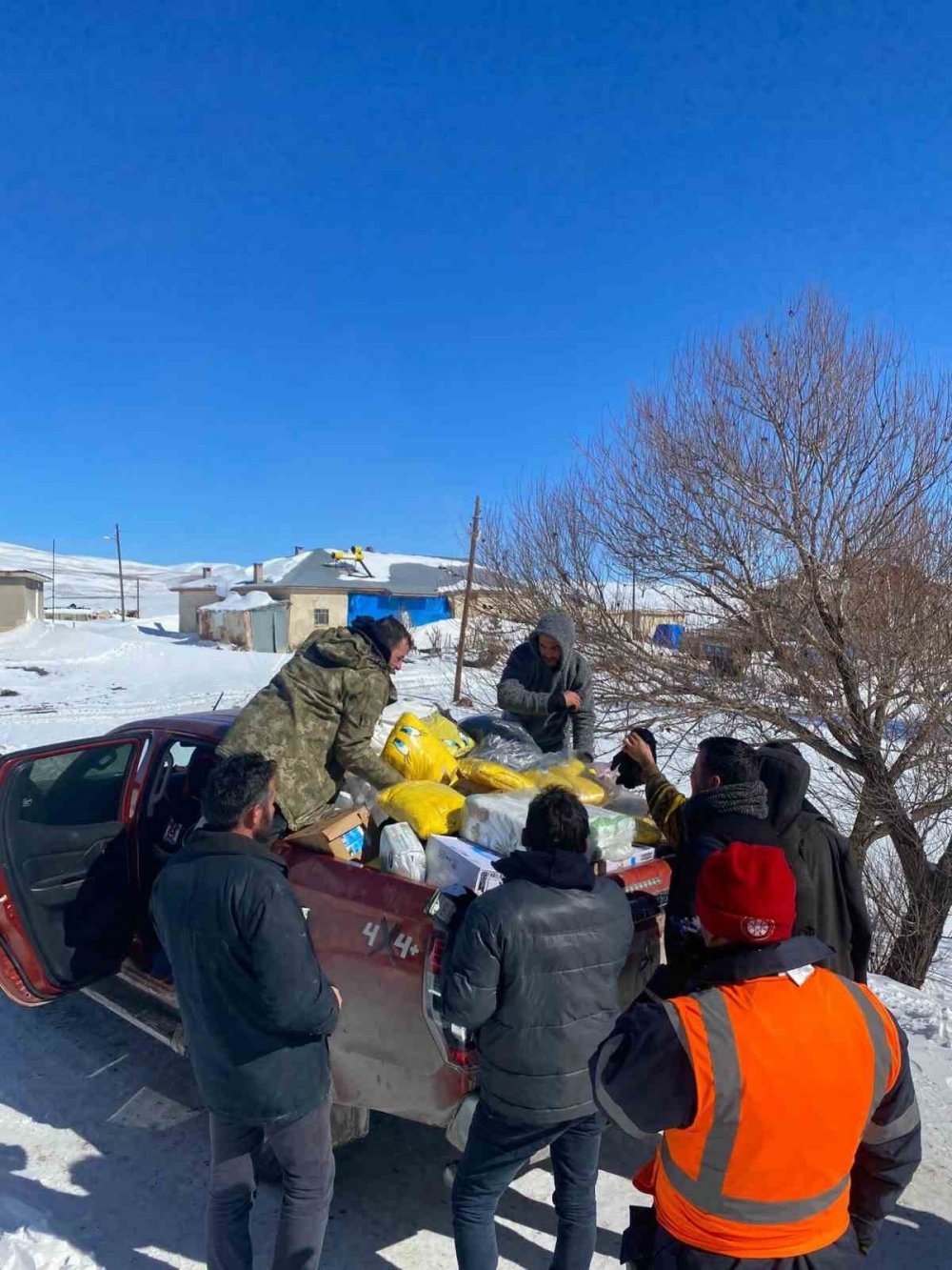Uzak köylere yardım ulaştırıyorlar