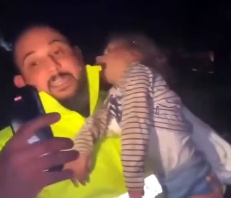 Arama-kurtarma personelinin kucağında video çektiği Azra hastanede öldü