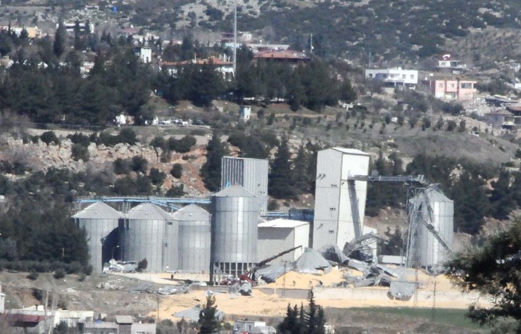 Depremde TMO'nun siloları da yıkıldı; tonlarca mısır çevreye saçıldı
