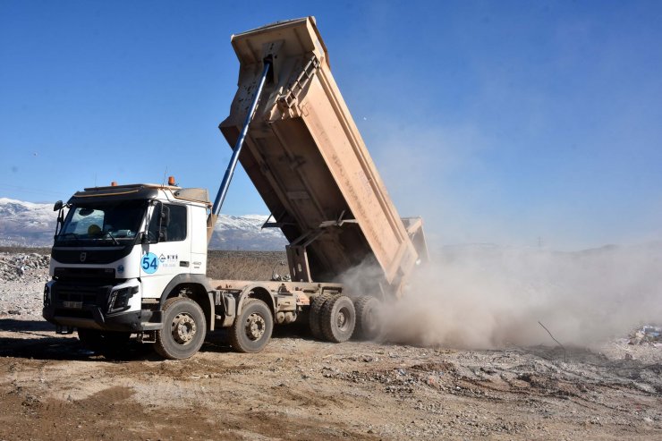 Enkazı şehir dışına çıkarılıyor, jandarma nöbette
