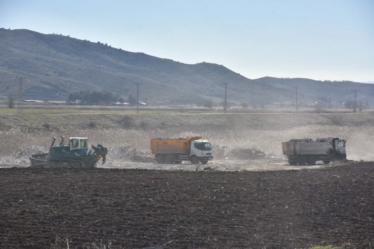 Enkazı şehir dışına çıkarılıyor, jandarma nöbette