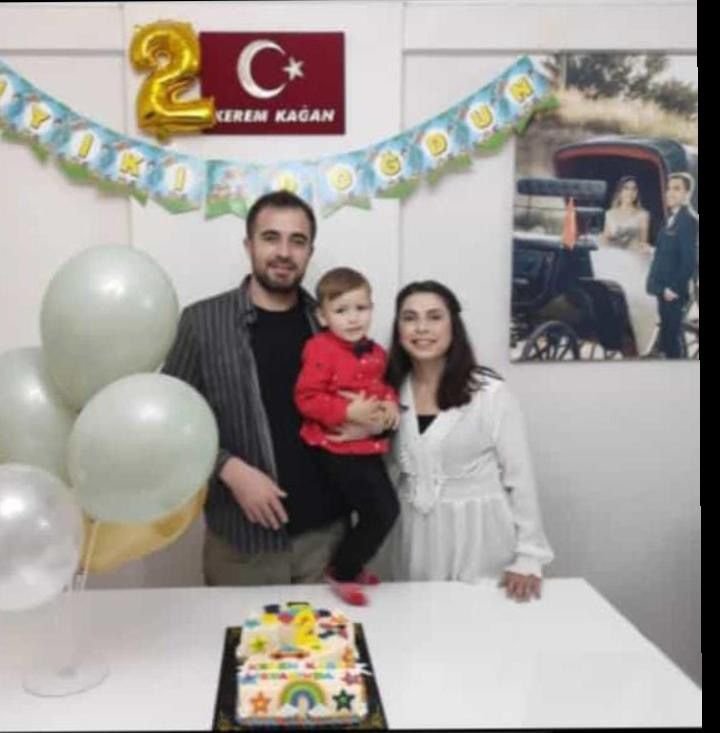 Hatay'da enkazda kalan polis, eşi ve 3 yaşındaki oğlu toprağa verildi