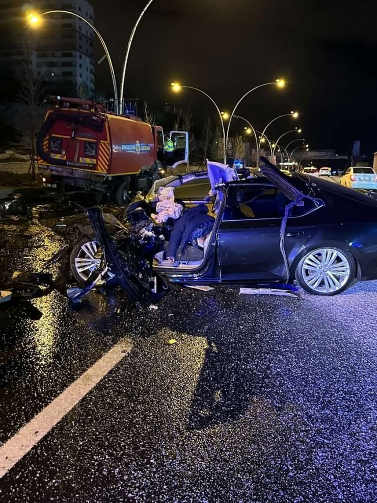 Refüjde ağaçları sulayan tankere çarpan otomobilin sürücüsü öldü
