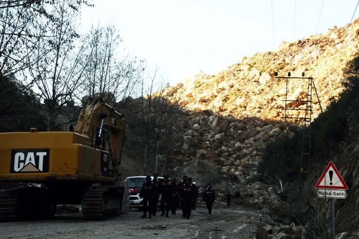 Depremde dağ dağa kavuştu, doğal göl oluştu