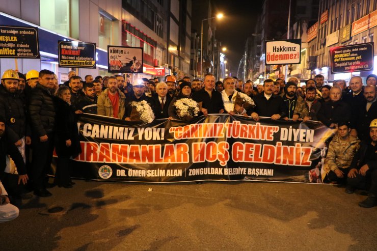 Depremzede, madenciye sarılarak teşekkür etti