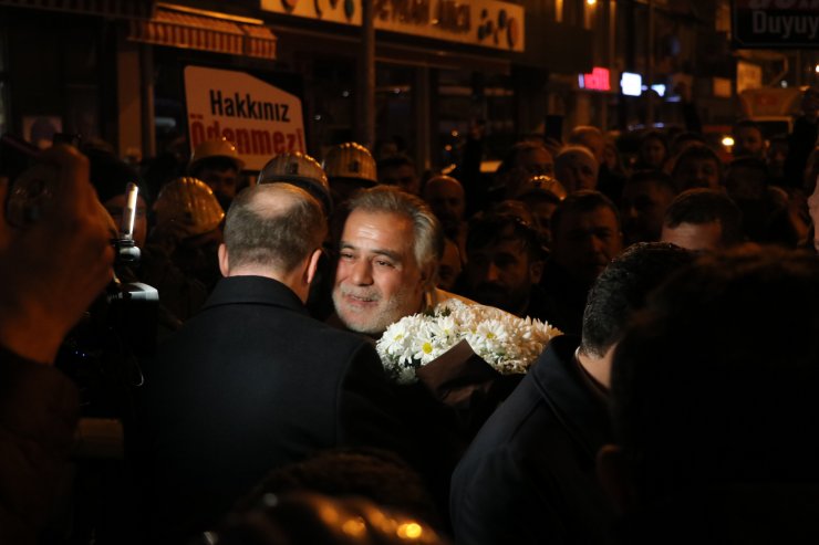 Depremzede, madenciye sarılarak teşekkür etti