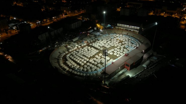 Kahramanmaraş'ta stadyum içindeki çadır kentte yaralar sarılmaya çalışılıyor