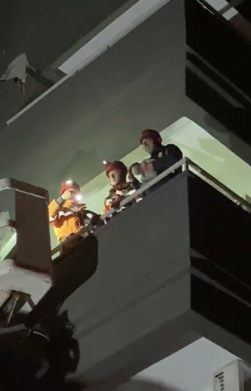 Konya itfaiyesi depremden 11 gün sonra ağır hasarlı binada kalan kediyi kurtardı