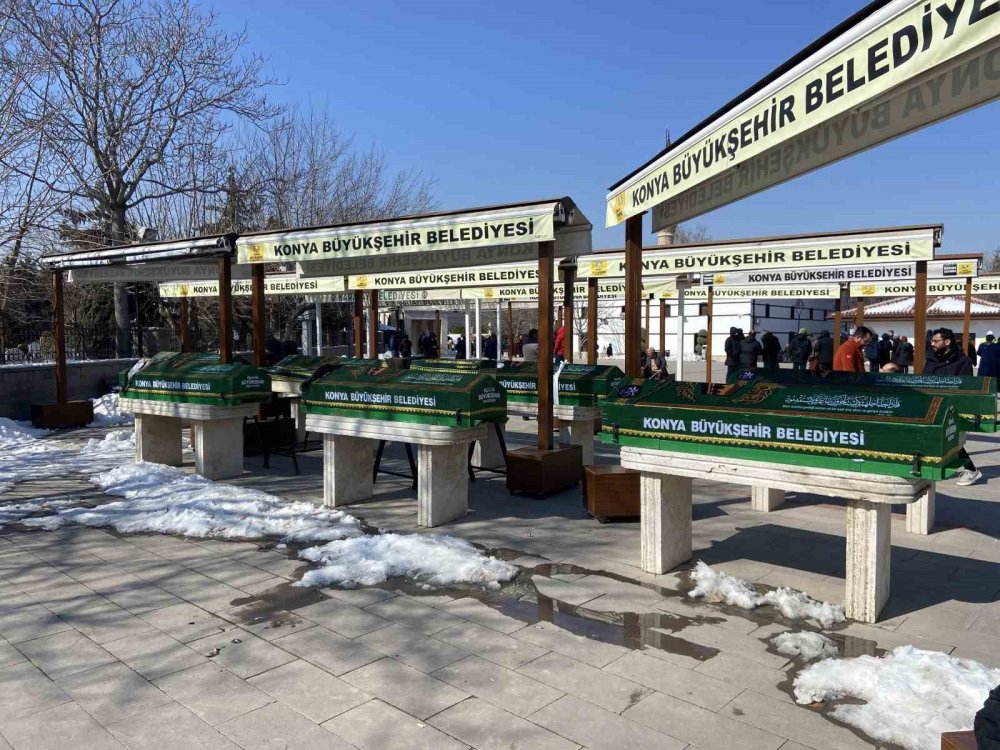 Yangında hayatını kaybeden 7 depremzede Konya’da toprağa verildi