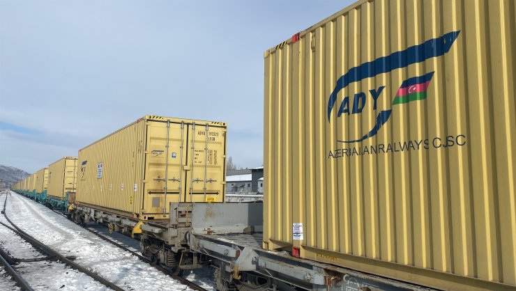 Azerbaycan'dan gönderilen yardım treni Kars'a ulaştı