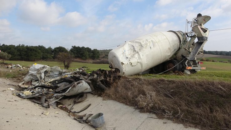 Beton mikserinin hafif ticari araca çarptığı kazada ölü ve yaralı var
