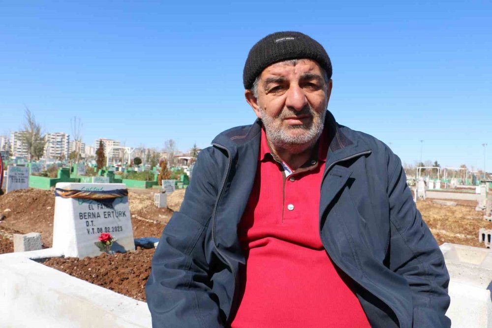 Deprem felaketi sonrası yürek yakan hatıralar mezarlıklara dizildi