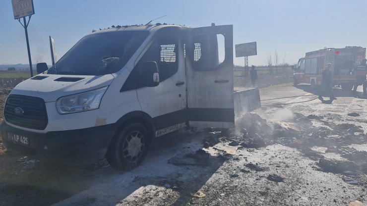 Depremzedelere yardım götüren belediyeye ait kamyonet yandı