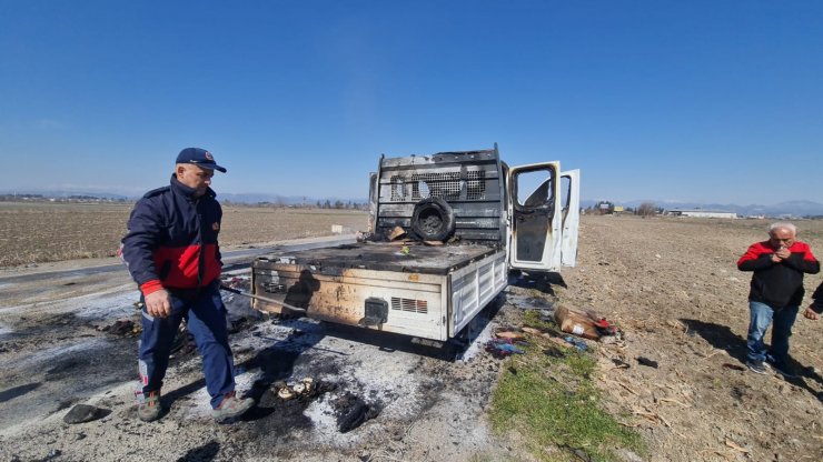 Depremzedelere yardım götüren belediyeye ait kamyonet yandı