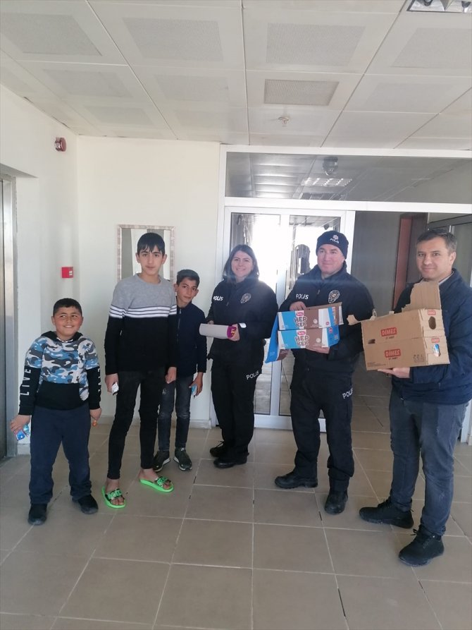 Konya'da polis memurları depremzedeleri ziyaret etti