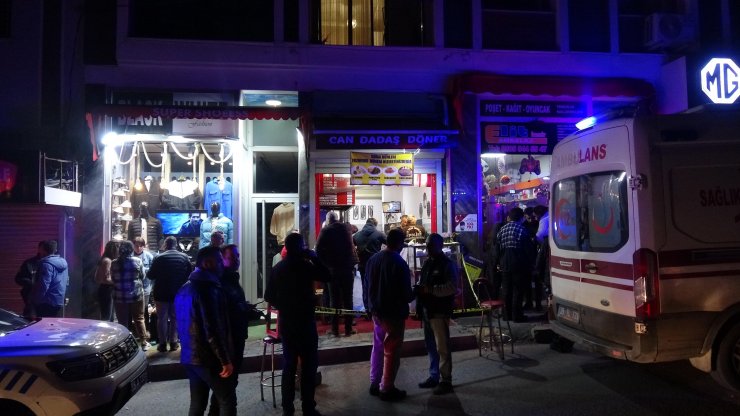 Tartıştığı eski sevgilisi ve araya girmek isteyeni yaralayıp, intihar etti