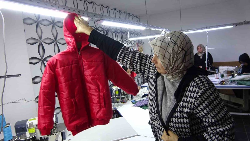 Usta öğretici kadınlar, depremzedeler için el ele verdi