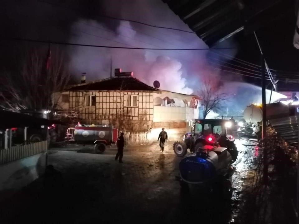 Bitişik haldeki 5 ev yandı