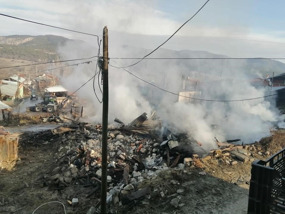 Bitişik haldeki 5 ev yandı