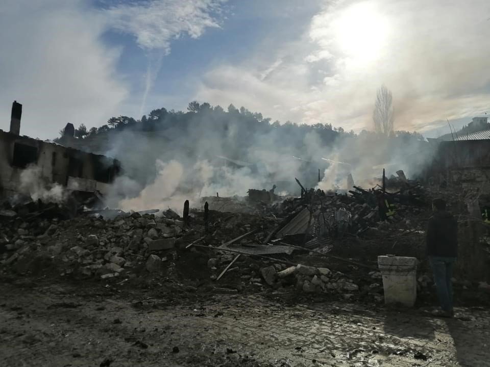 Bitişik haldeki 5 ev yandı