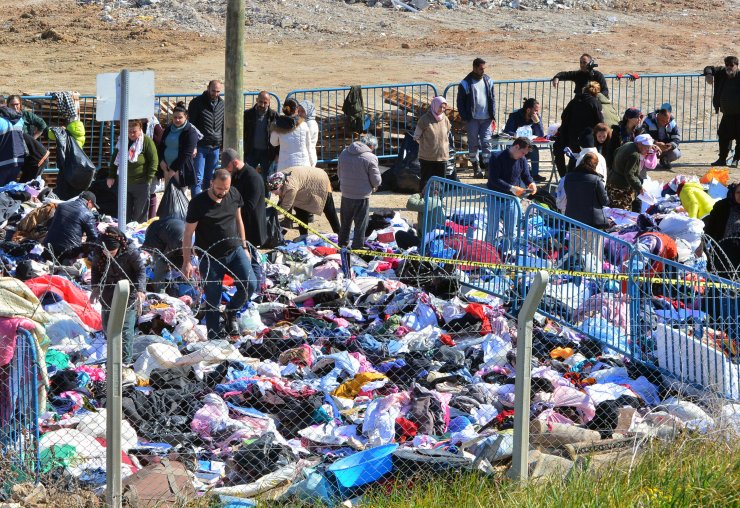 Depremde ailesini kaybetti, moloz yığınında gözyaşlarıyla anılarını arıyor