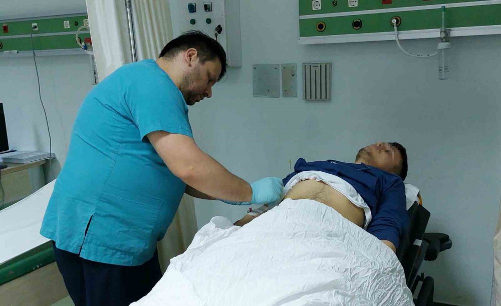 Elindeki tüfek düşünce kazara kendini vurdu