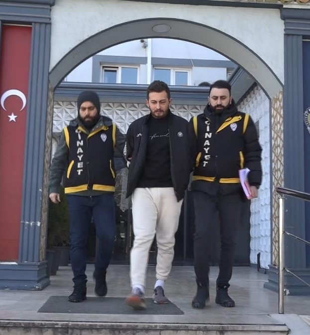 Evlenmesine izin vermeyen babasını öldürüp, şüphe çekmemek için mesaj göndermiş