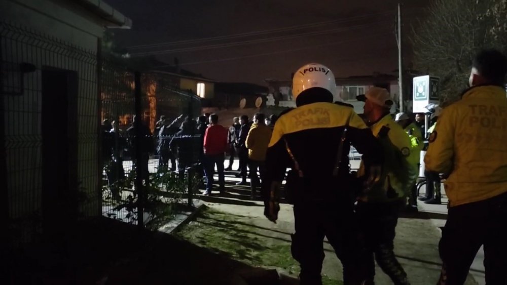 İki grup arasında taşlı, sopalı park yeri kavgası