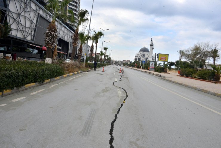 İskenderun'da sahil yolu depremde çöktü; büyük yarıklar oluştu