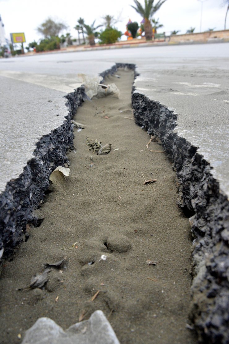 İskenderun'da sahil yolu depremde çöktü; büyük yarıklar oluştu